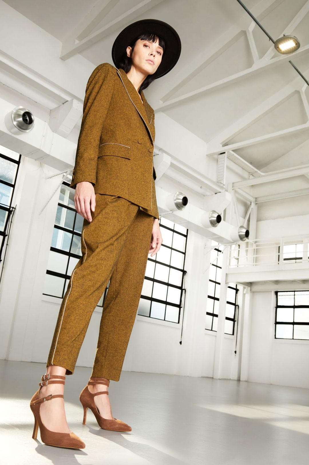 pumps aus rauleder mit dekorativen knöchelriemchen