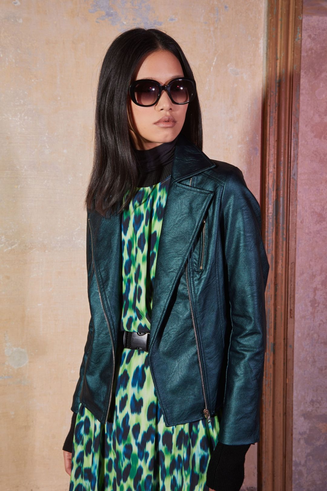 bikerjacke aus laminiertem lederimitat mit bedrucktem futter