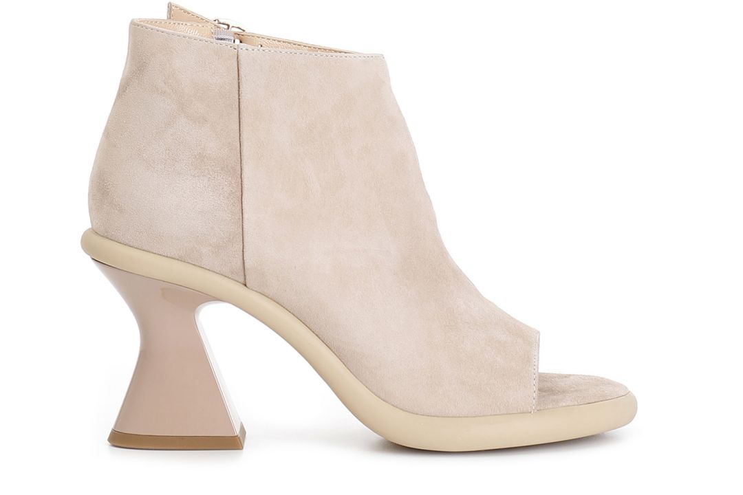 asymmetrische offene spitz zulaufende wildlederstiefelette powder