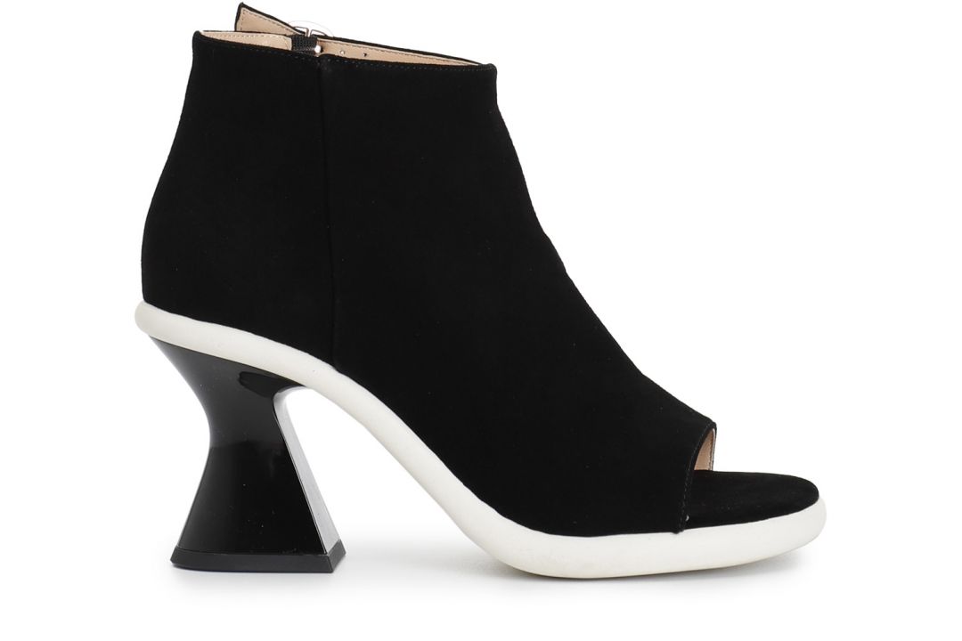 asymmetrische offene spitz zulaufende wildlederstiefelette black