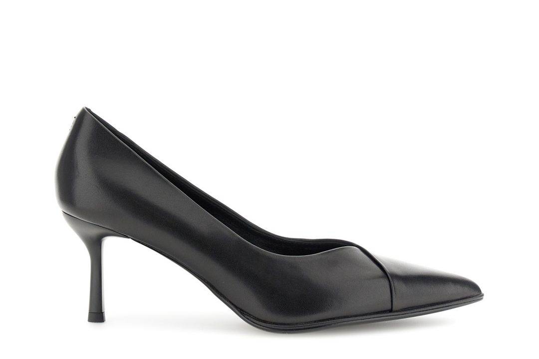 nappaleder-pumps mit asymmetrischem schnitt black